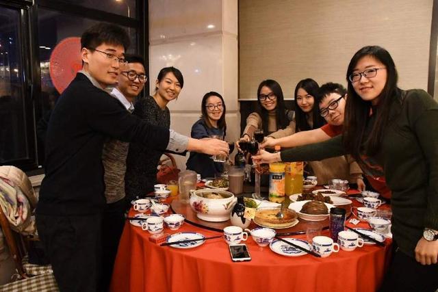 10年后同学聚会,丈夫参加被嘲讽,丈夫打完一电话后,众人傻眼了