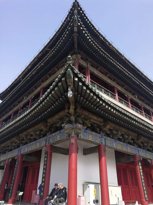 钟楼是一座重檐三滴水式四角攒尖顶的阁楼式建筑,面积1377.