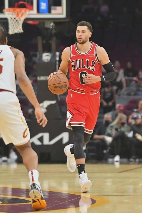 11 " space jam "和拉文第一次同台登场,便联手贡献了这记360折叠扣篮