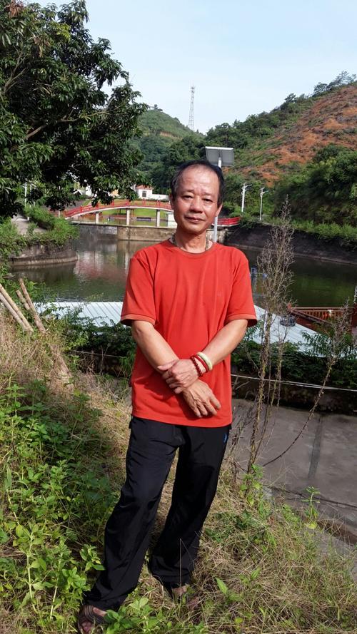 林巨,张俊莲,张颖丹和女.一起参观高州市许智明豪宅.