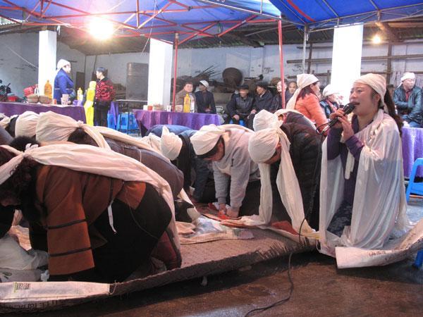 四川职业哭丧人:一年320天哭丧 40分钟挣830元