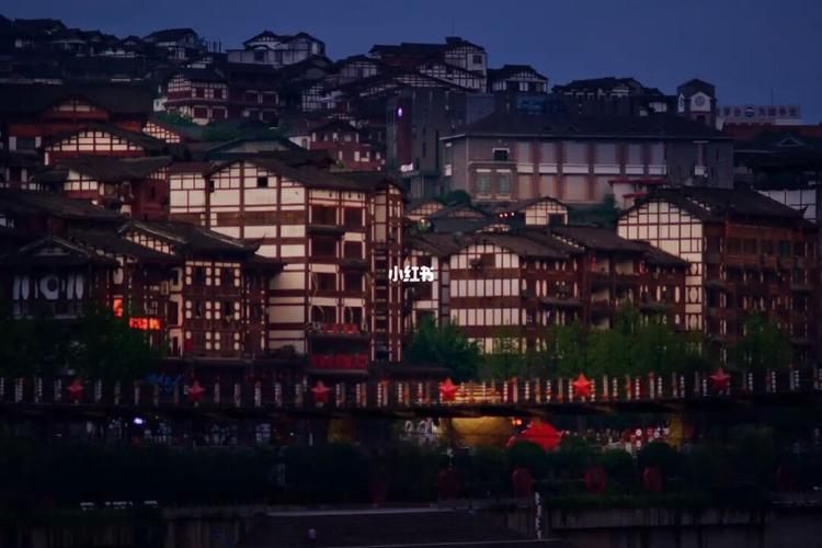 茅台镇是贵州省遵义市仁怀市下辖镇,位于贵州高原西北部,大娄山脉西