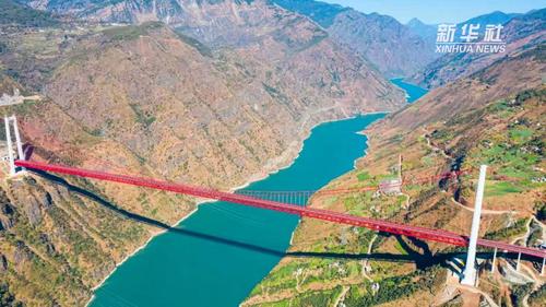 热点快追|该罚!丽江金沙江大桥开通 数百人违停拍照