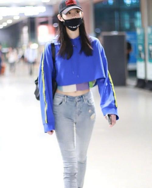 奚梦瑶衬衣配紧身裤雪白天鹅颈太抢镜网友就刘诗诗能比了