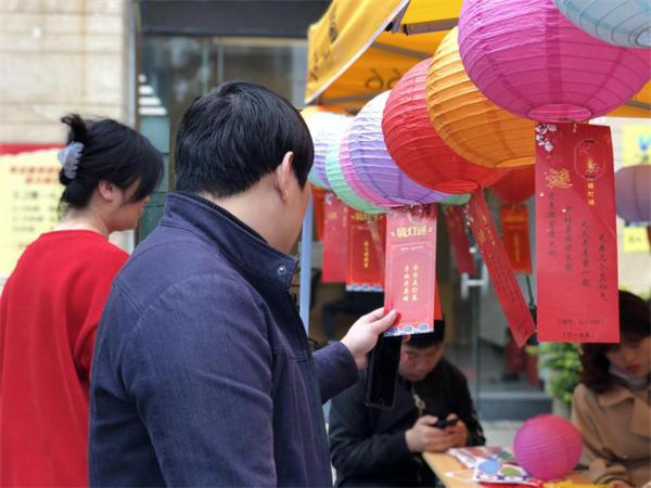 猜灯谜做花灯麦田房产组织元宵节社区活动