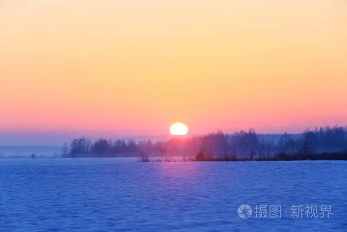 美丽的日出,天空和橙色多彩的地平线.风景如画的度假村.乡村风光.