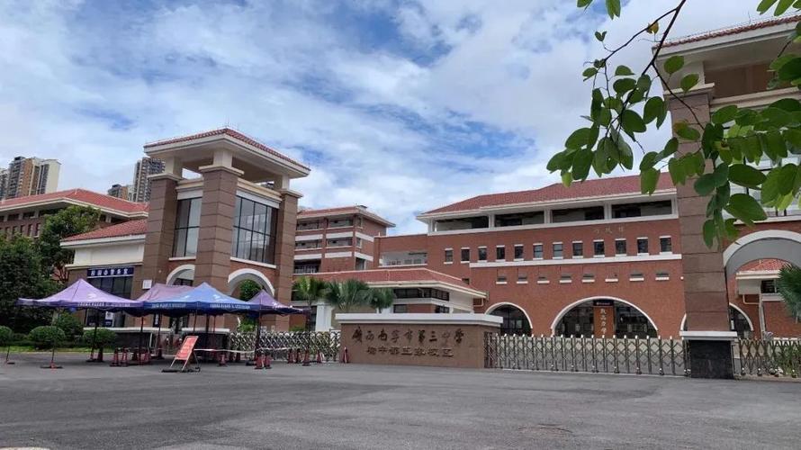 五象湖东方面,"五象实验一小 南宁三中初中部五象校区"范围内的楼盘