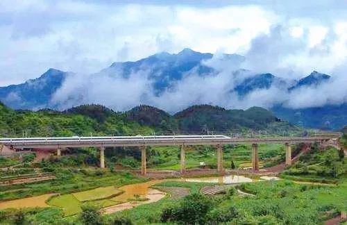 这条美爆了的高铁,沿途每一站都是绝美的风景!