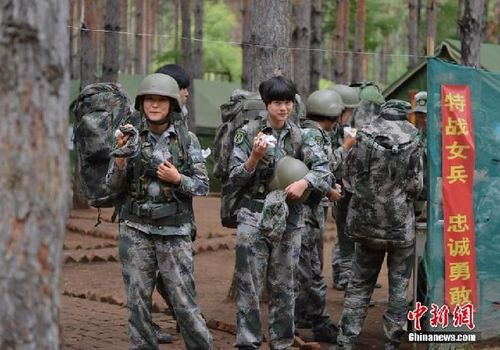 直击中国女子特战队野外训练时的飒爽英姿