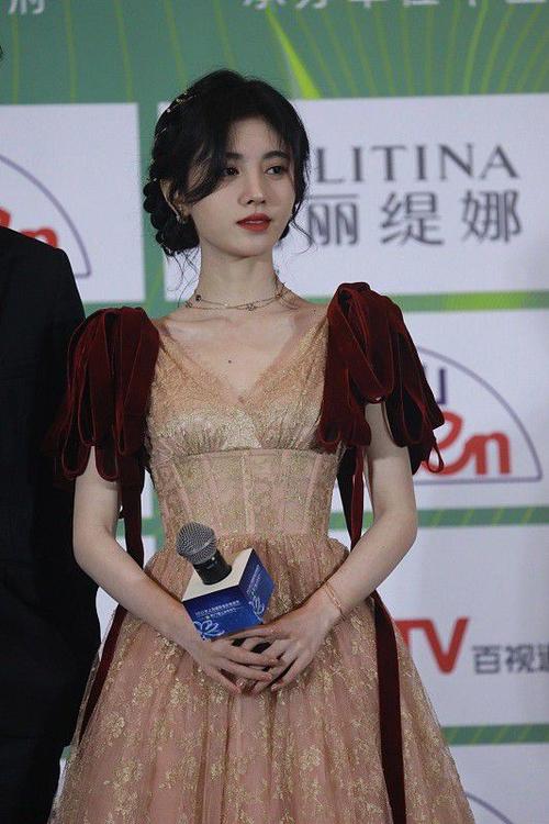 鞠婧祎真在逃公主无修图照片也很美身穿礼服优雅端庄
