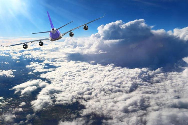 空中云层上飞行的飞机