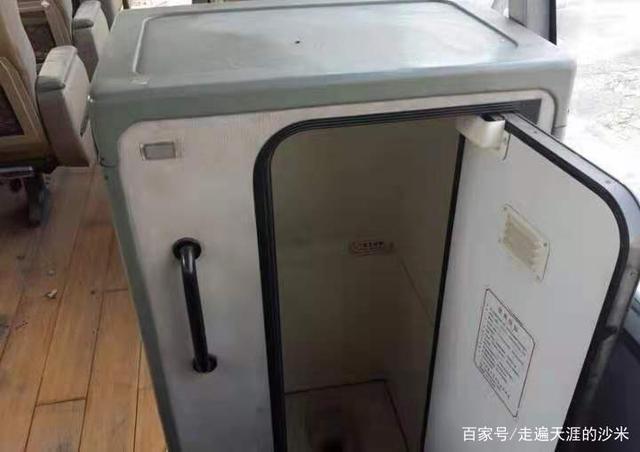 然后马上下车去客运站厕所,因为客车的开车时间不能延迟太久的,为了