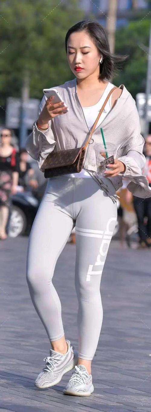 紧身打底裤搭配灰色超薄外套,俏皮又可爱,穿出新高度