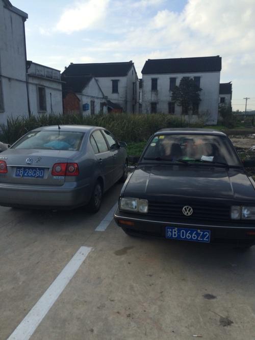 农村归农村,停车位比市区好多了.