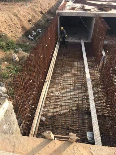 在下游排洪沟绑扎涵洞钢筋.
