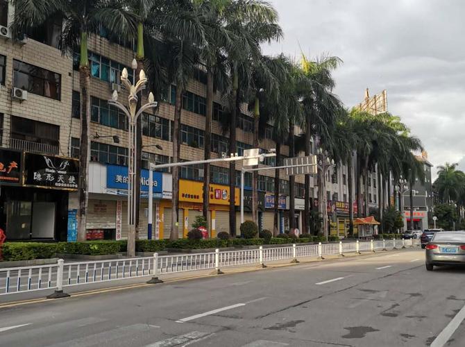 云南瑞丽"封城",当地店老板给封闭小区送物资