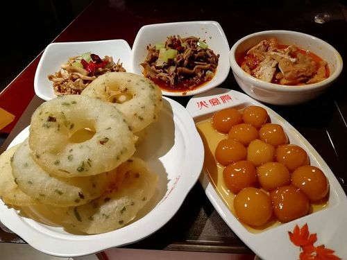 放下行李我们就出发去坡子街(长沙比较出名的小吃街),到长沙肯定少不