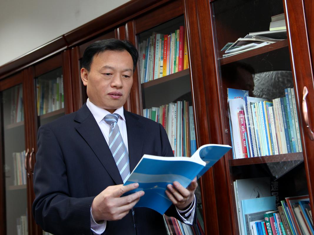 校长访谈录徐骏幸福花儿网上绽放