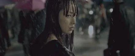 此外,《生化危机4》里,开头那个在东京街头的雨中举着把伞的日本零号