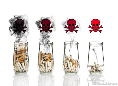 玻璃瓶中香烟逐渐减少的健康危害创意图片