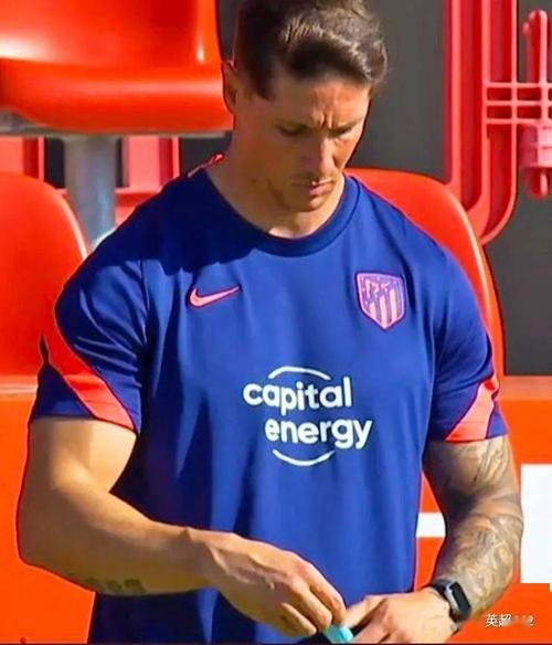 壮实!猛男托雷斯身材惹人注目