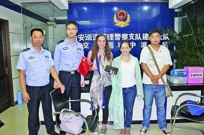 一只乘客遗落的钱包,于是将钱包送至南京市公交治安分局城中派出所