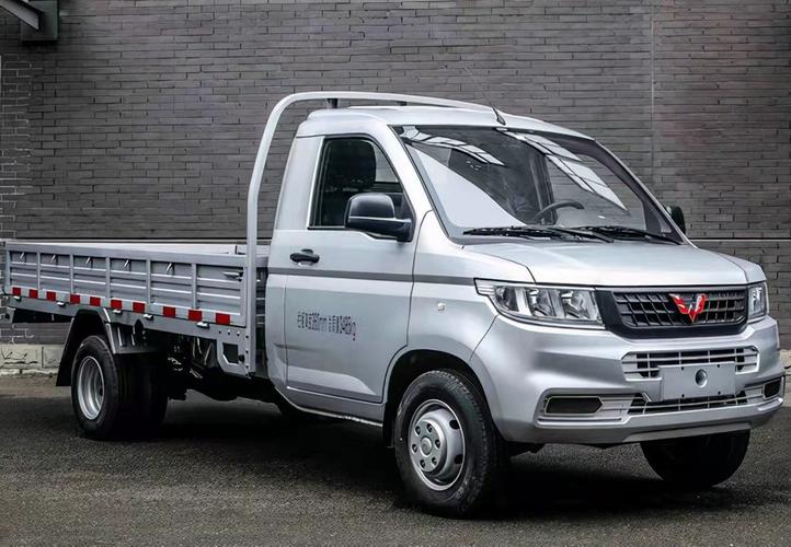 六轮五菱车来了,车长近5米5配1.8l引擎,配置还不低5.98万起