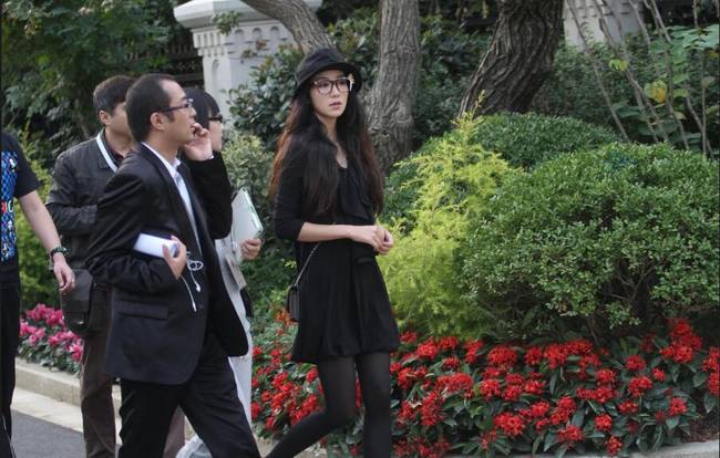 韩雪一家三口同框 大18岁老公与女儿低调出行