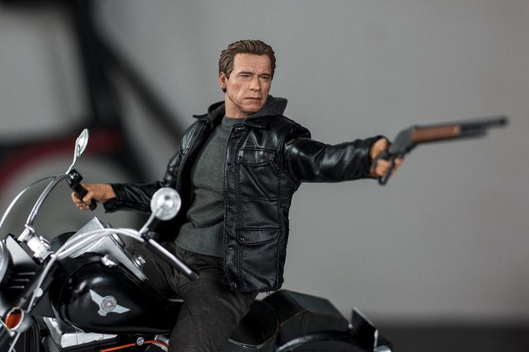hottoys 终结者:创世纪 t800 阿诺施瓦辛格