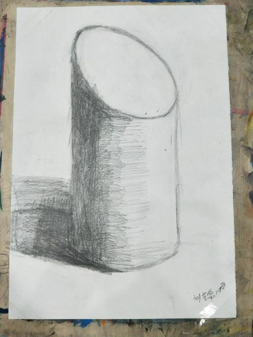 刘锦顺,今天画的斜切面圆柱体的明暗调子,造型基本准确,明暗调子的