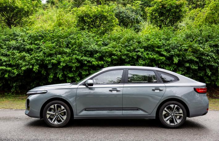 而宝骏rc-5,侧面虽然是普通三厢轿车的造型,但掀背造型带来的溜背