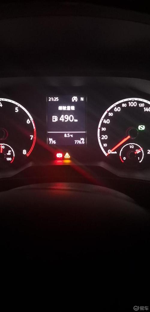 今天早上加了玻璃水这个三角形的警示灯就没亮了可是晚上8点多开的