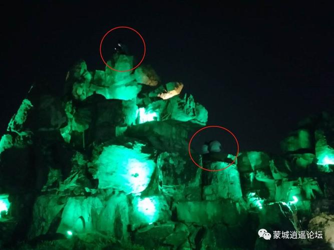 孩子夜晚攀爬假山!蒙城这个公园的工作人员心惊胆战.