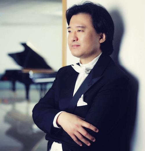 李 坚著名钢琴家,指挥家中国音乐家协会钢琴学会副会长纽约音乐家基金