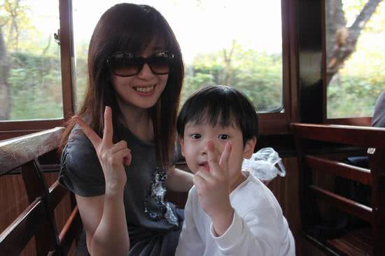 孟庭苇儿子点赞父亲有外遇微博,张志鹏发长文喊话:爸爸没有做错