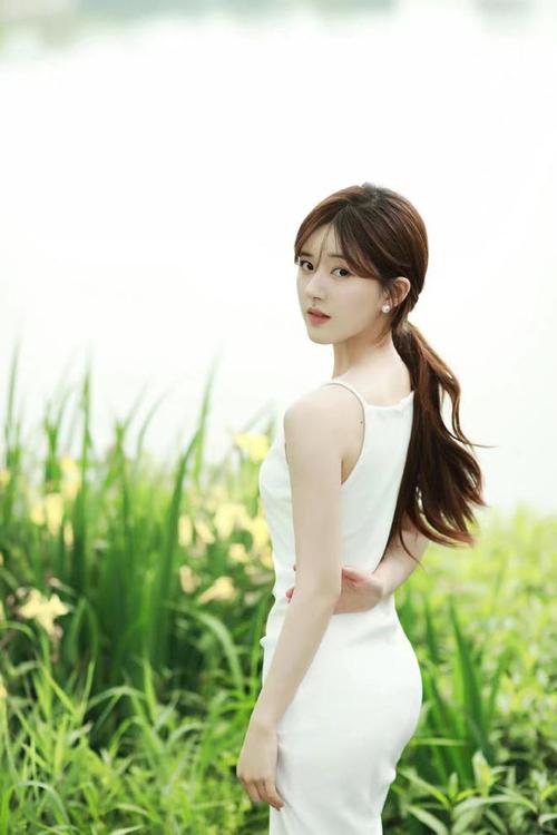赵露思穿白色吊带连衣裙游园拍大片干净优雅诗意氛围满满