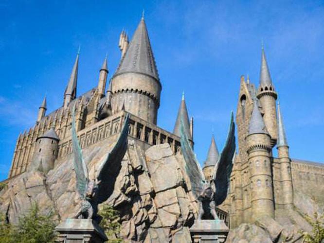 布斯巴顿魔法学校是欧洲三大魔法学校之一,校长是奥利姆·马克西姆.