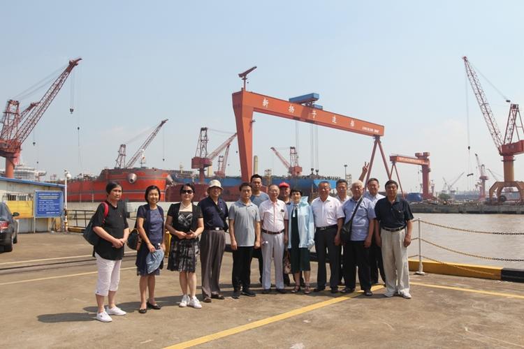 参观新扬子造船有限公司,感受沿江制造喜人形势.