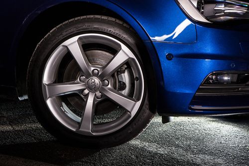 [五幅轮毂给人以极强的视觉冲击感]