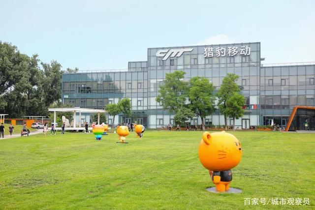 改造后的惠通时代广场 由20个院落和40栋独立建筑构成 园区内分布着