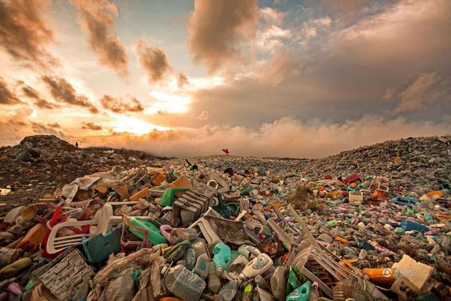 马尔代夫垃圾岛塑料瓶堆积如山_发现频道__中国青年网