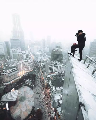16岁冒险少年,爬上上海高楼,在楼顶边缘纪录下城市的