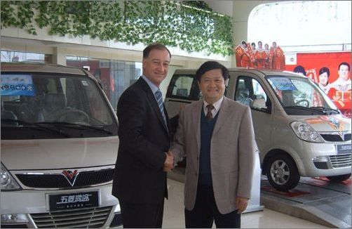 通用中国ceo考察湖南五菱中南4s店原创
