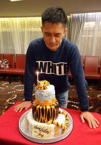 影帝梁朝伟迎52岁生日 粉丝送三层跳跳虎蛋糕庆祝