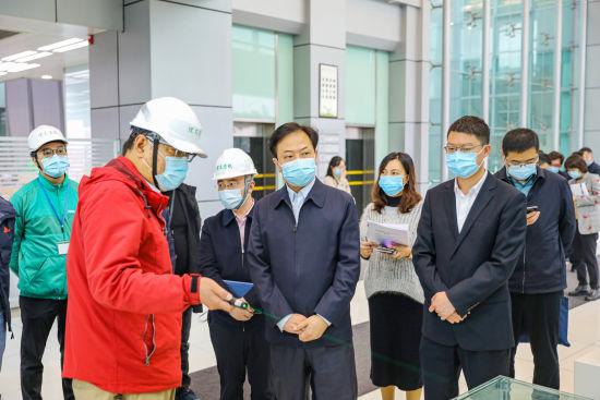资料图为重庆永川区政府区长常晓勇在相关企业调研.