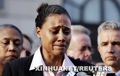 女飞人琼斯承认服用禁药 含泪宣布退役(图)