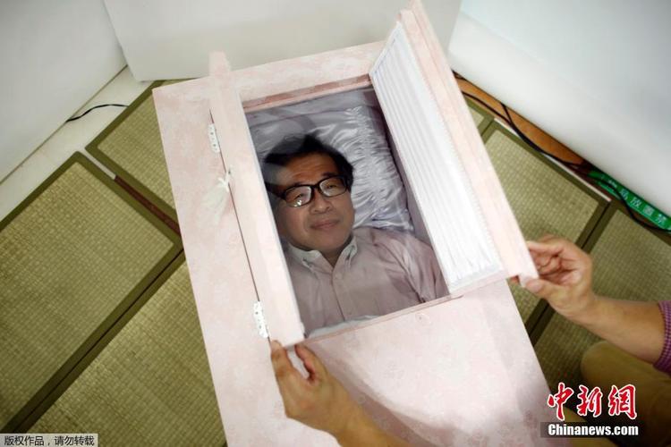 日本超前葬礼服务 可体验进棺材感觉(组图)【4】