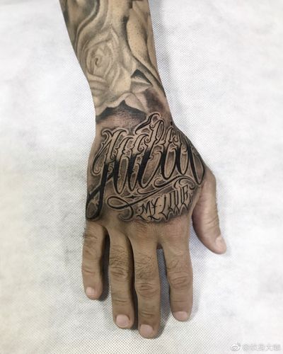 手背黑灰奇卡诺花体字纹身图案
