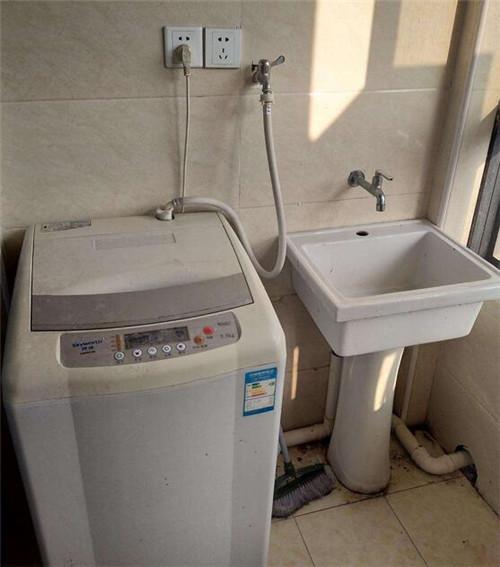 洗衣机与水龙头连接处螺丝接口怎么安装