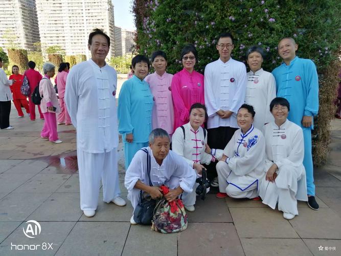 海南东方〕扎西六位弟子火车站广场传太极